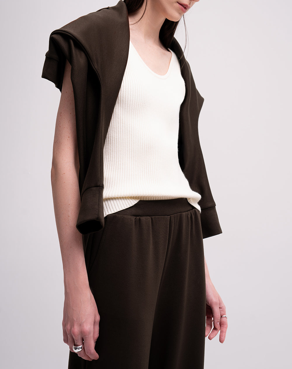 Pantalón confort tiro alto tacto suave chocolate mujer