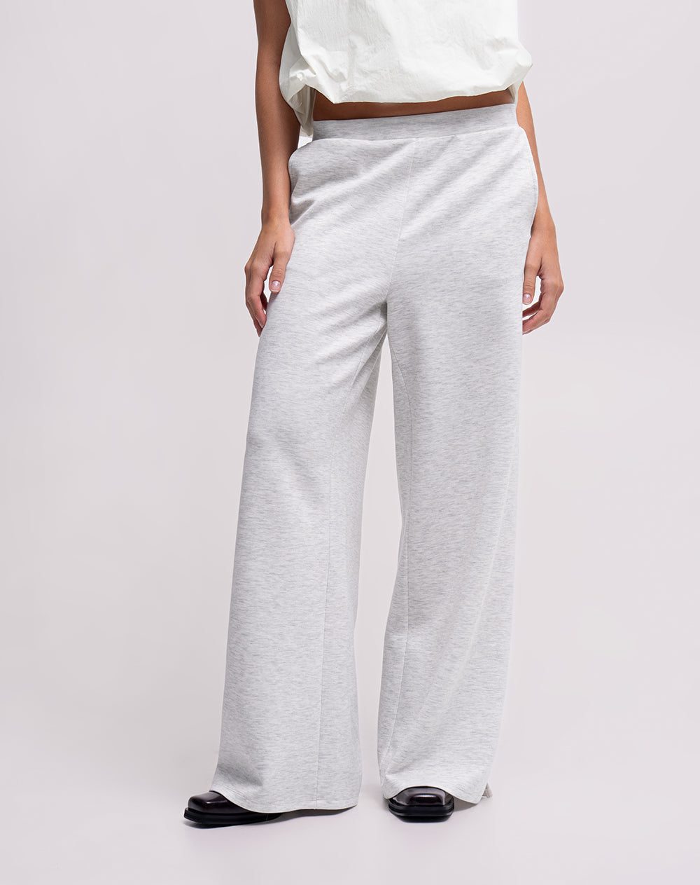 Pantalón confort tiro alto tacto suave gris mujer