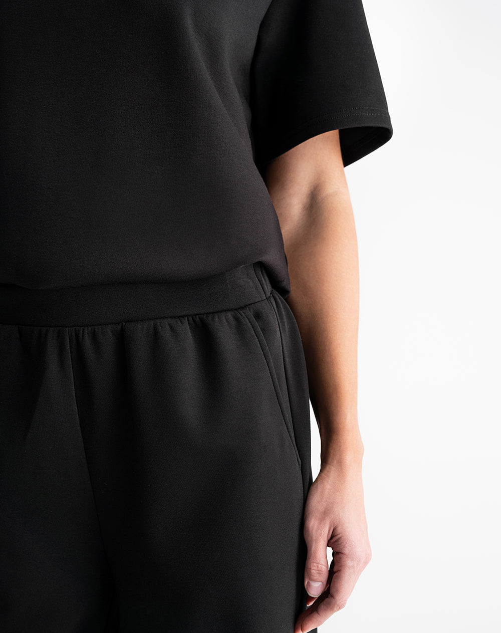 Pantalón recto tiro alto elástico en cintura negro mujer