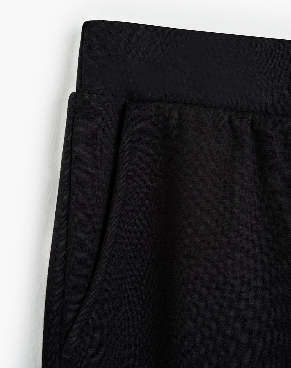 Pantalón recto tiro alto elástico en cintura negro mujer