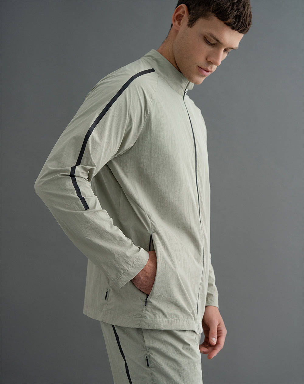Chaqueta rompevientos sin capucha verde para hombre