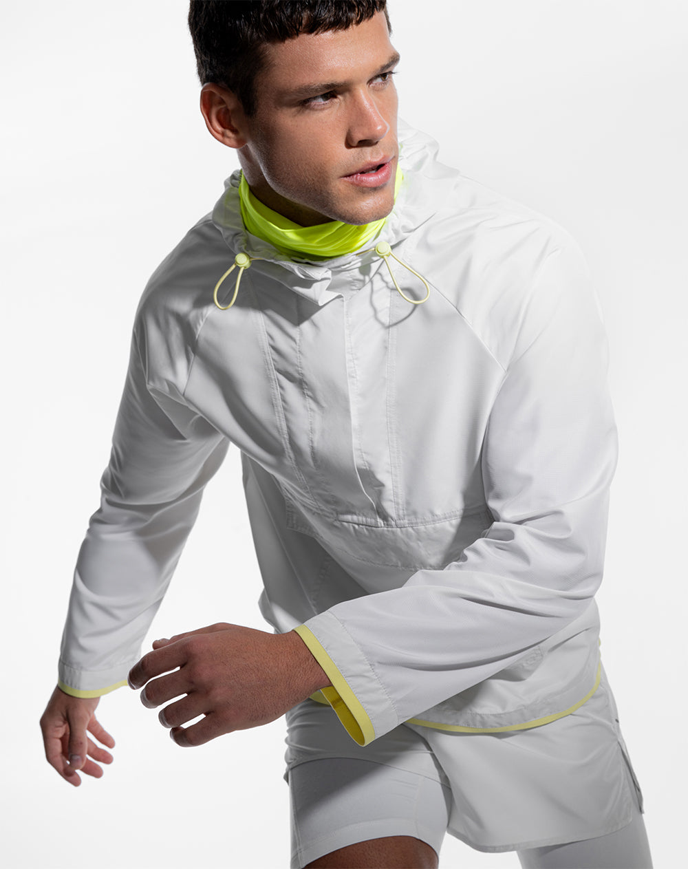 Chaqueta rompevientos con capucha gris claro para hombre