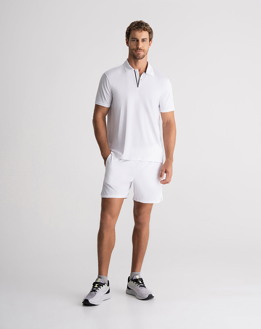 Polo deportiva hombre control humedad blanca