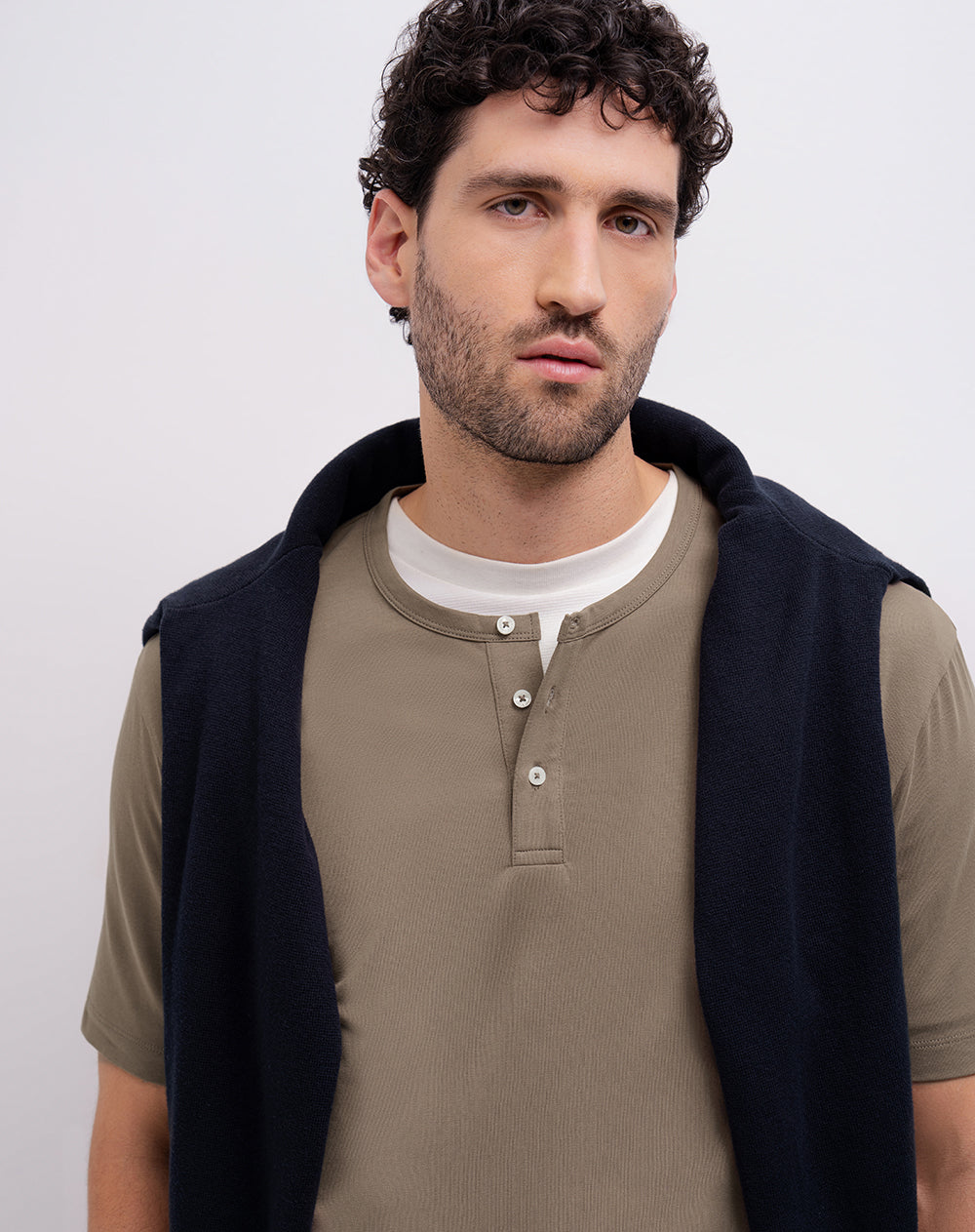 Camiseta regular manga corta café hombre