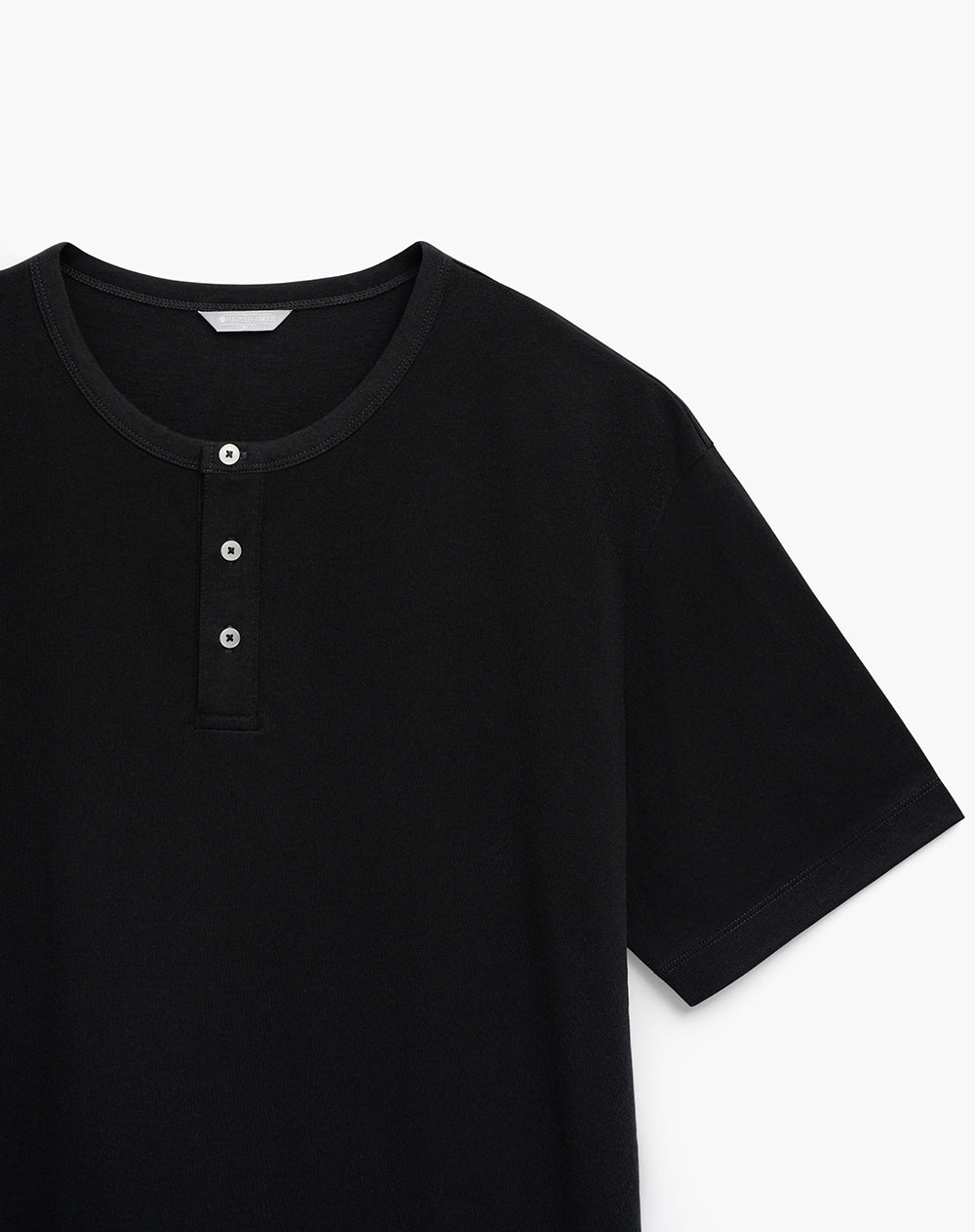 Camiseta regular fit manga corta negra