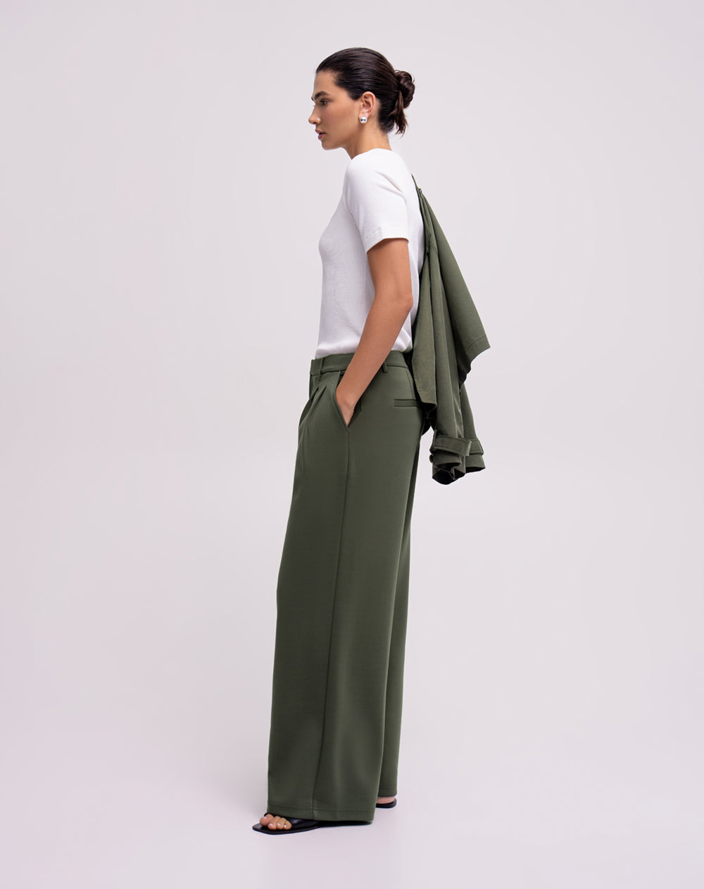 Pantalón relaxed fit tiro medio verde