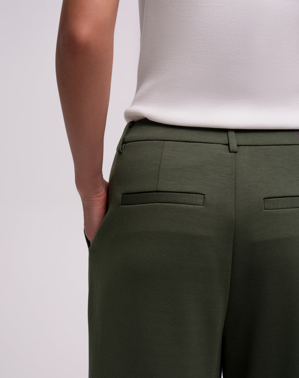 Pantalón relaxed fit tiro medio verde