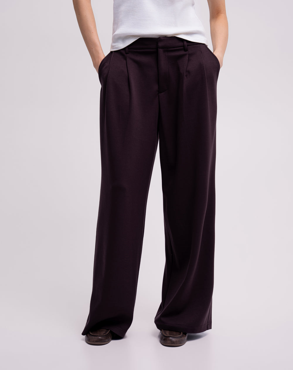Pantalón relaxed fit tiro medio vinotinto