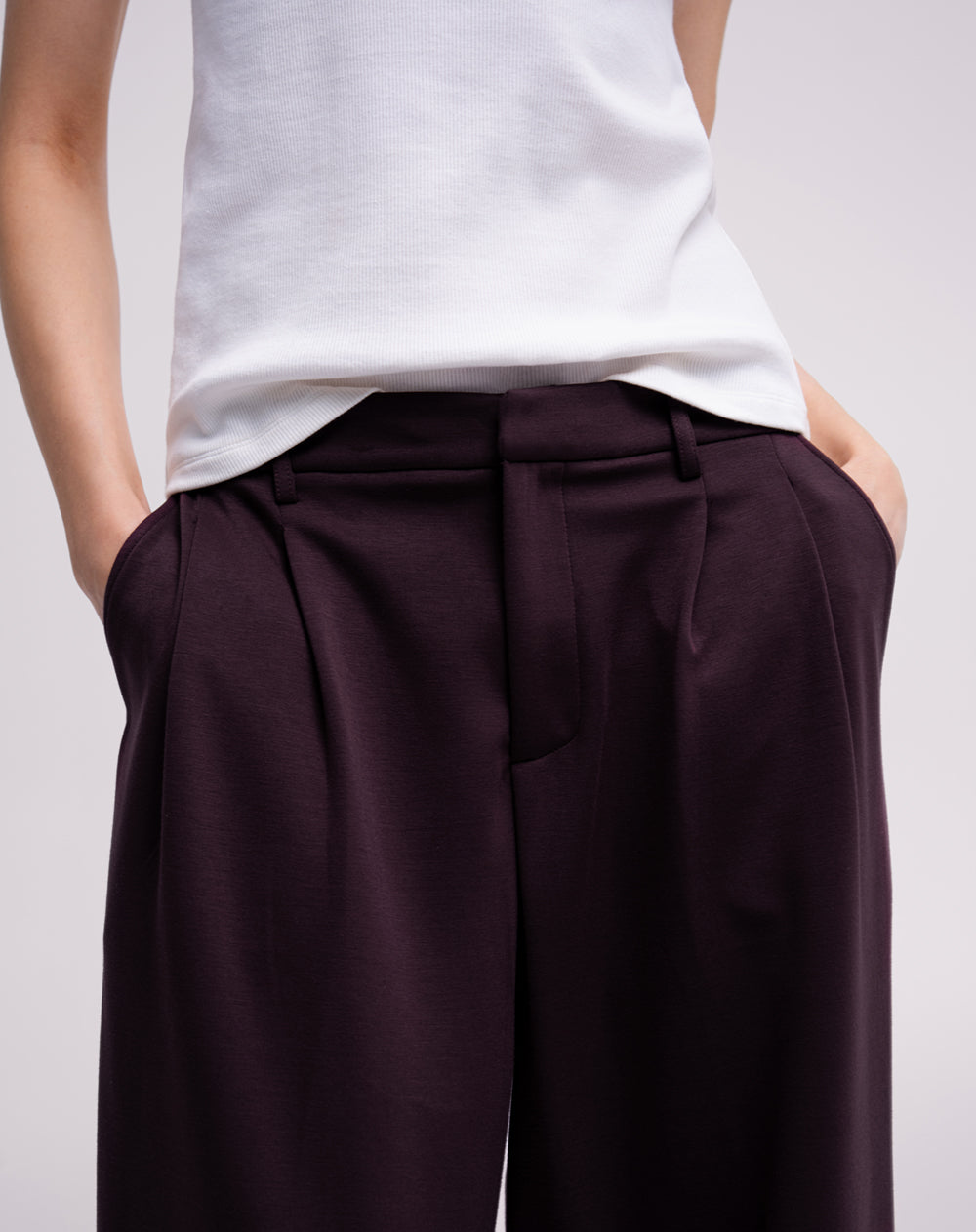 Pantalón relaxed fit tiro medio vinotinto