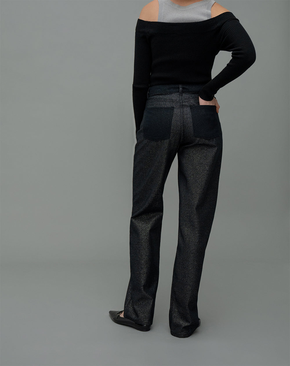 Pantalón con brillo regular fit tiro alto de denim negro