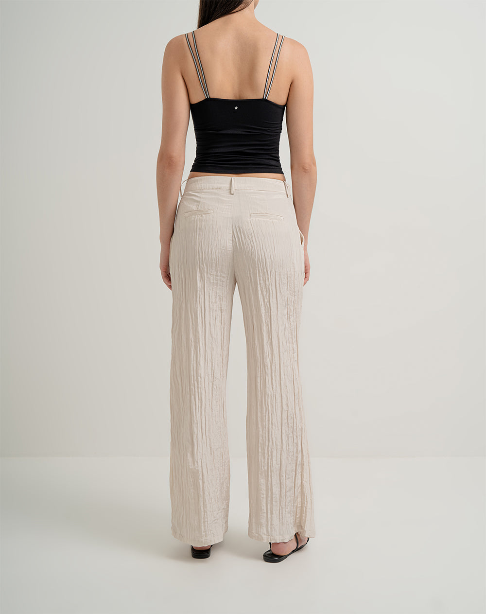 Pantalón regular fit tiro alto crema