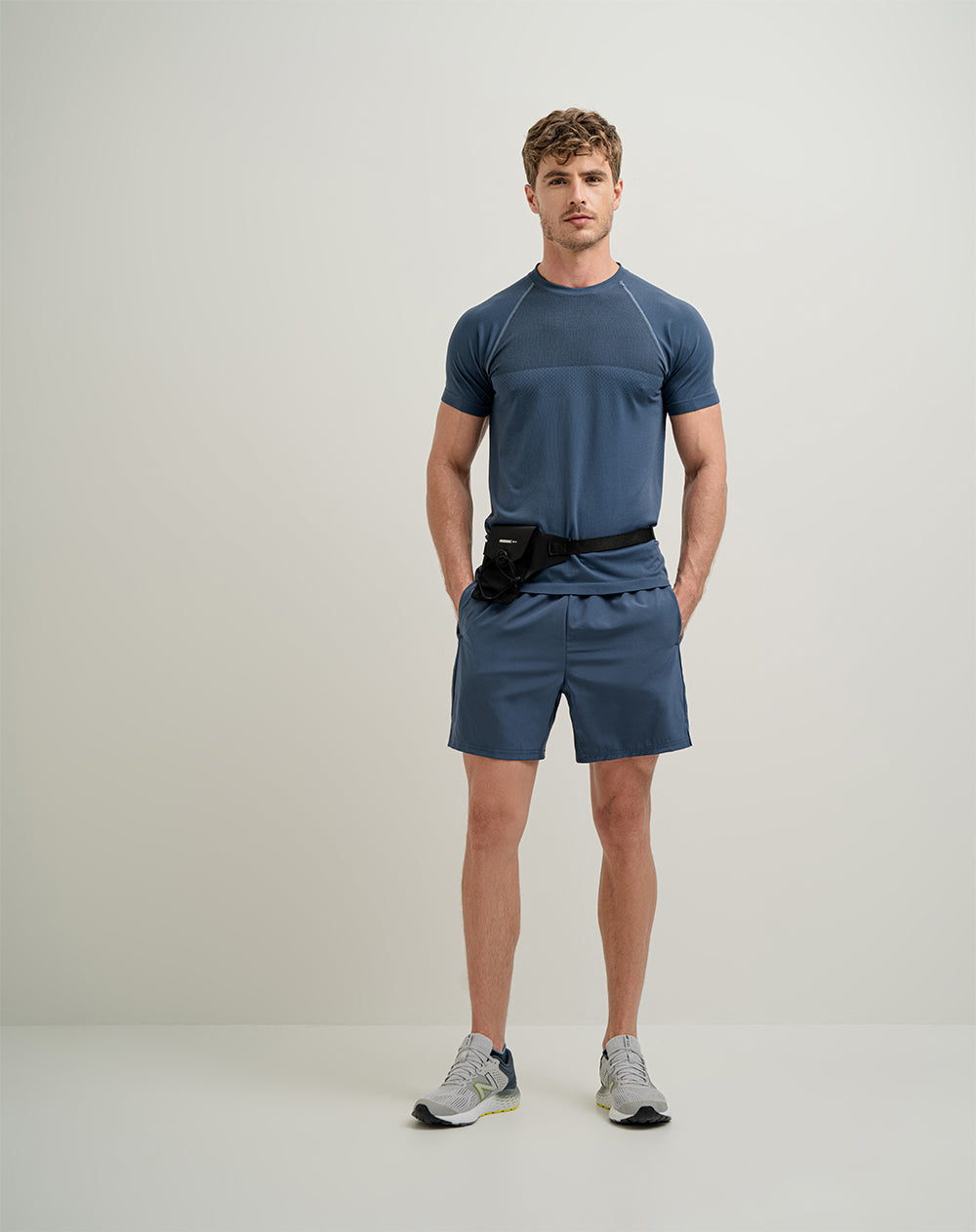 Pantaloneta deportiva con malla interna azul hombre