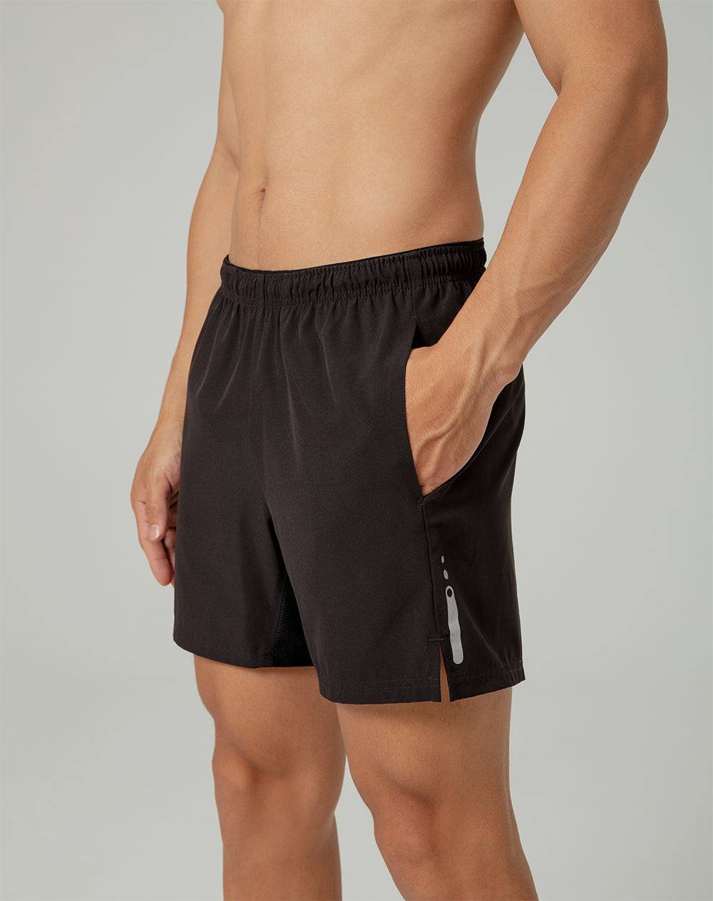 Pantaloneta deportiva con malla interna negra para hombre