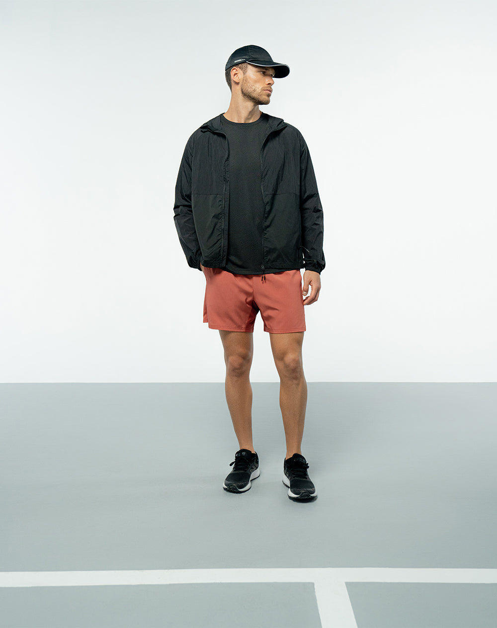 Pantaloneta deportiva control humedad terracota para hombre