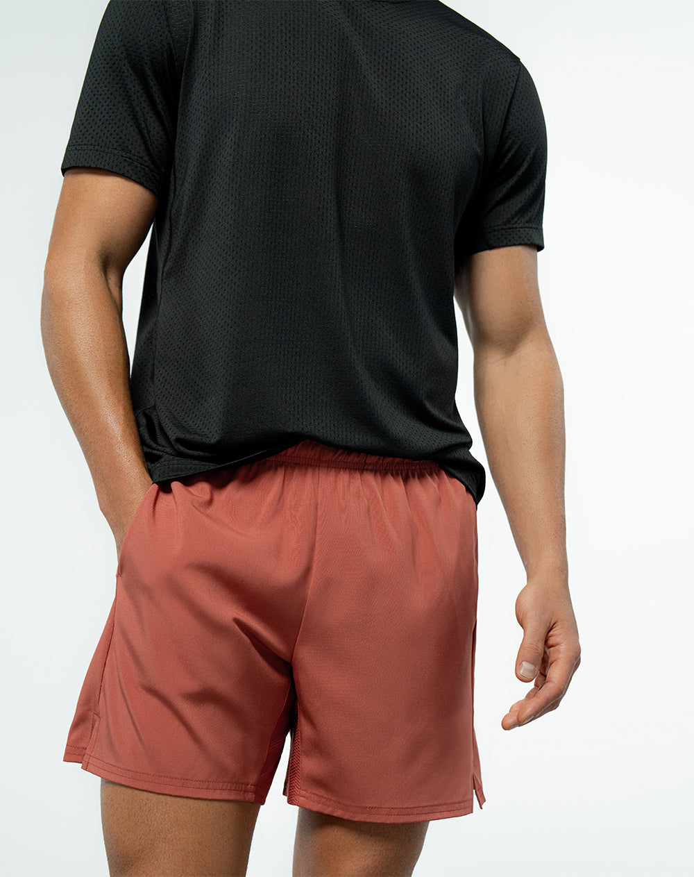 Pantaloneta deportiva control humedad terracota para hombre