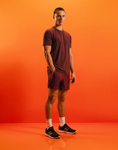 Pantaloneta deportiva malla interna vino tinto hombre