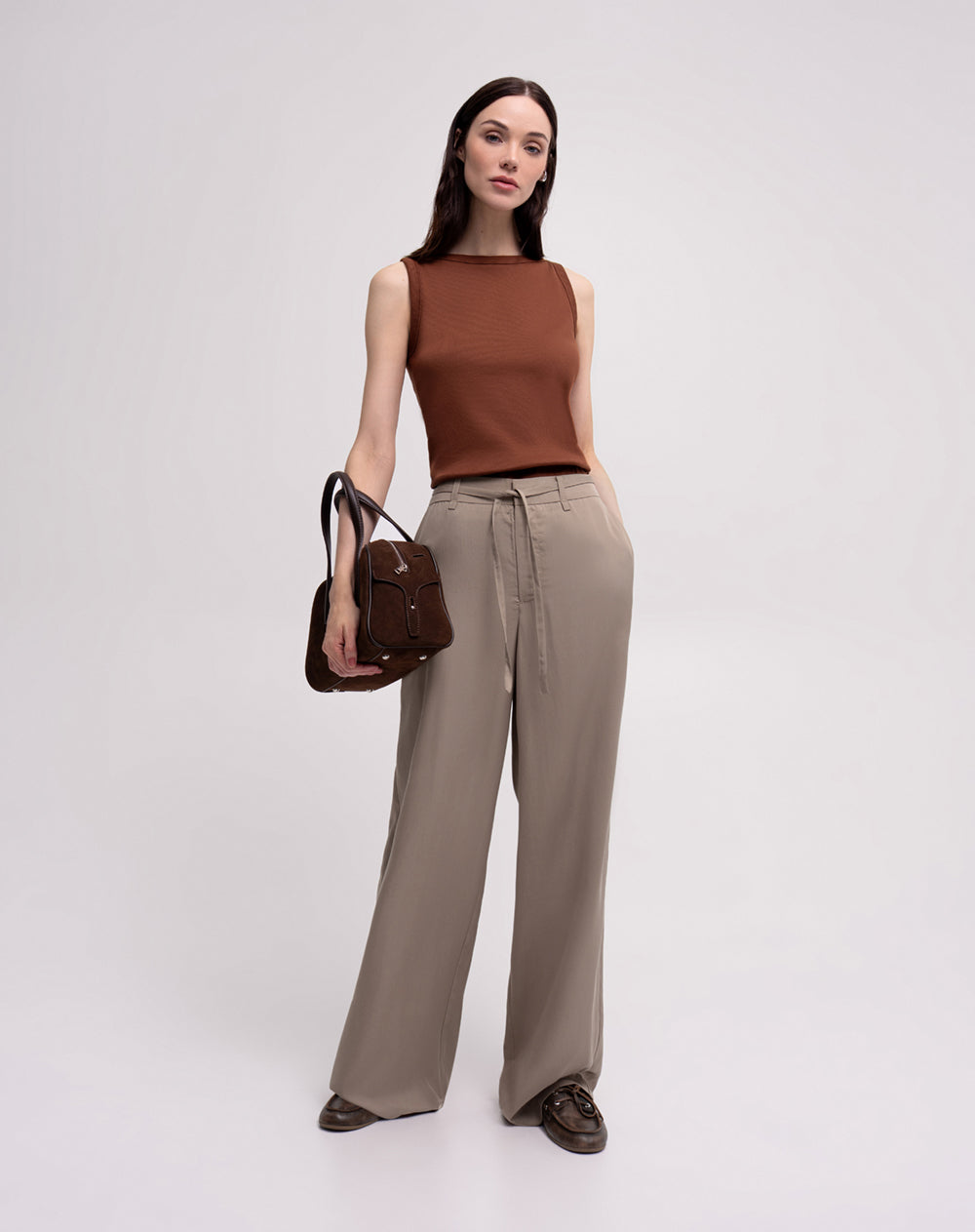Pantalón straight fit tiro alto cafe