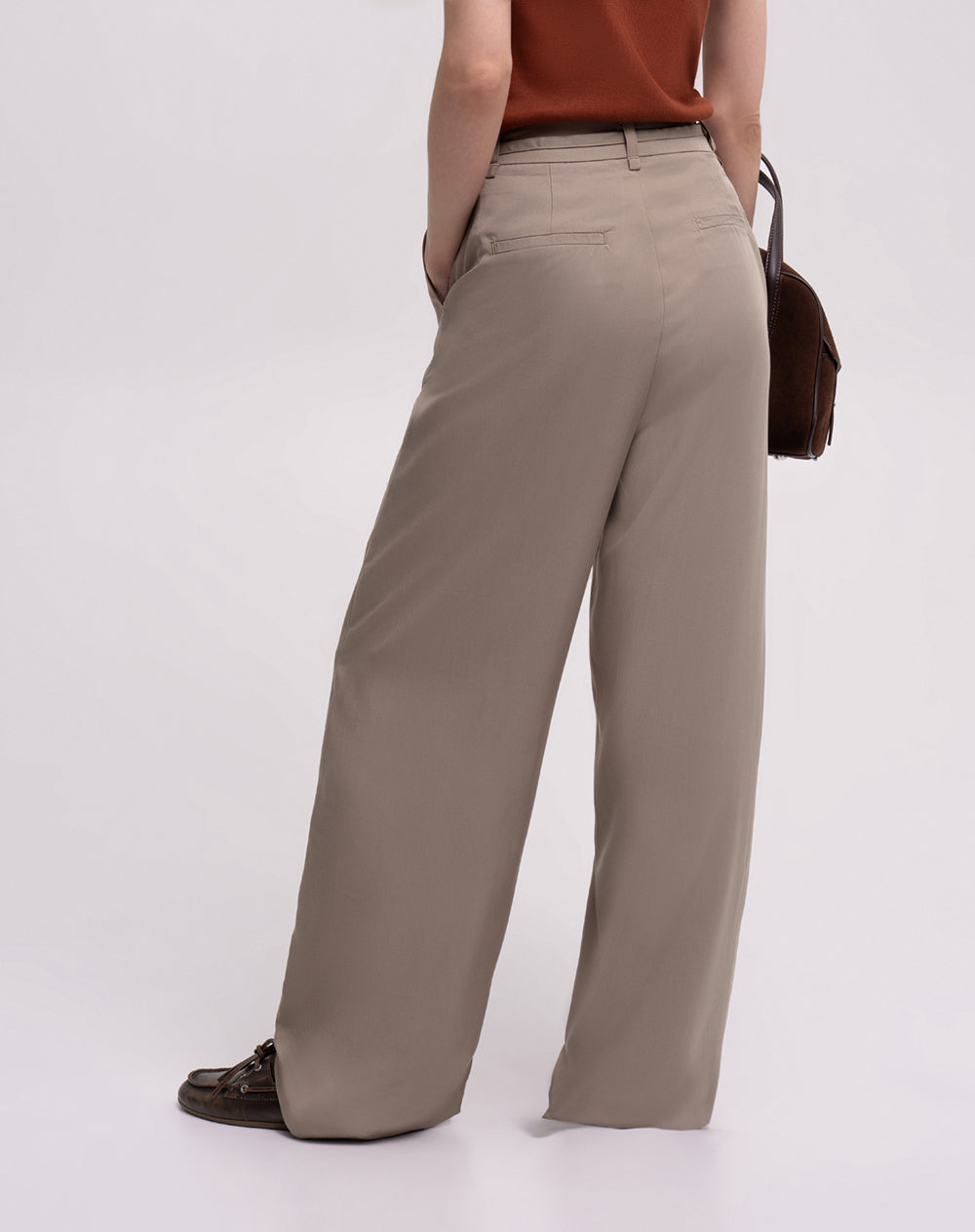 Pantalón straight fit tiro alto cafe