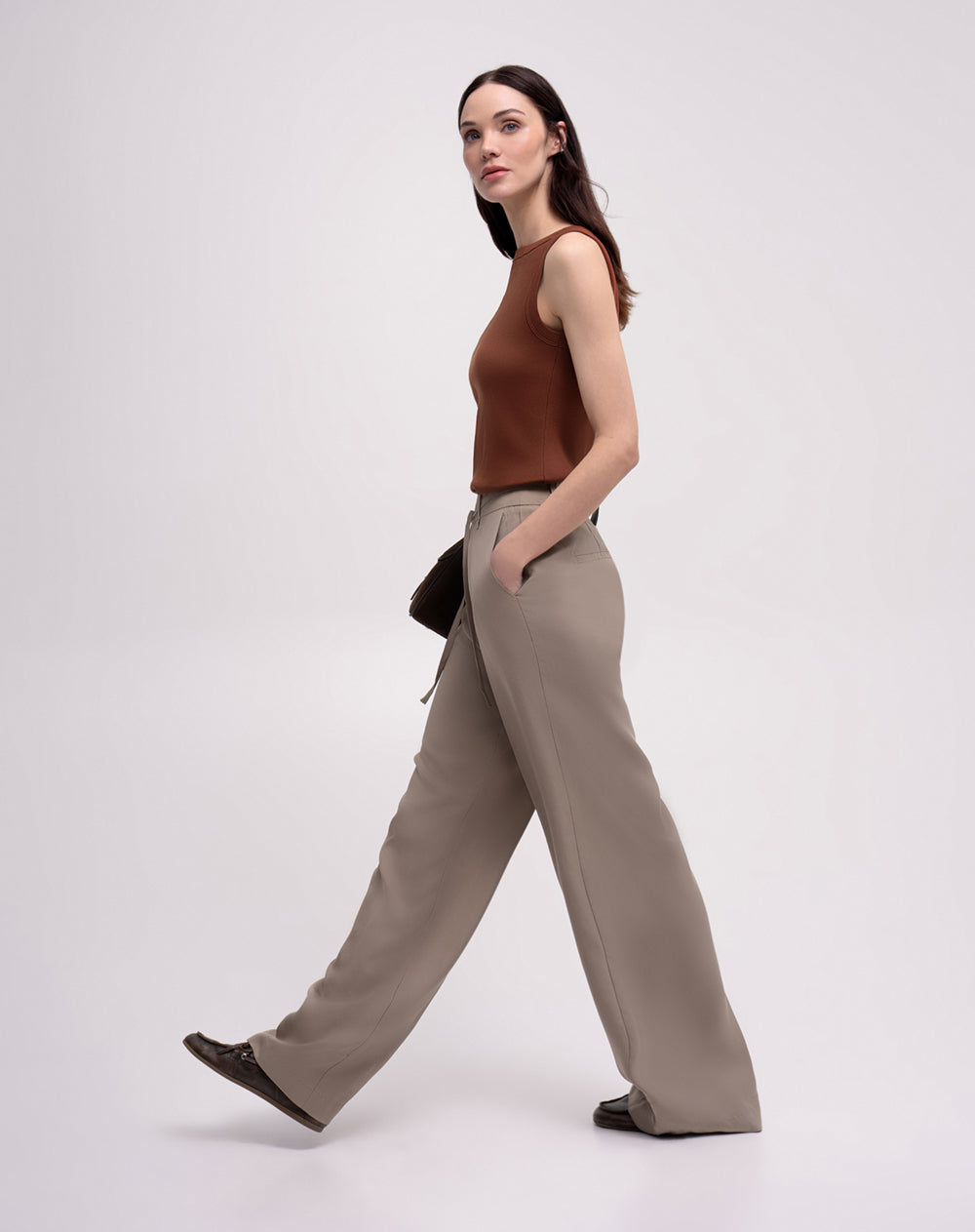Pantalón straight fit tiro alto cafe