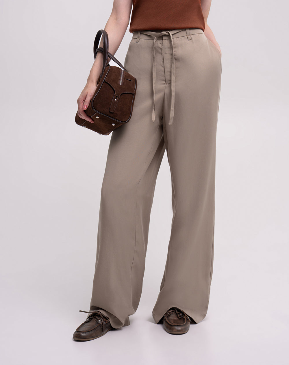 Pantalón straight fit tiro alto cafe