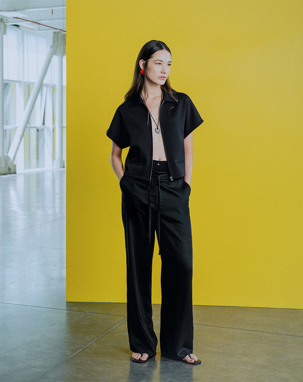 Pantalón recto tiro alto negro mujer