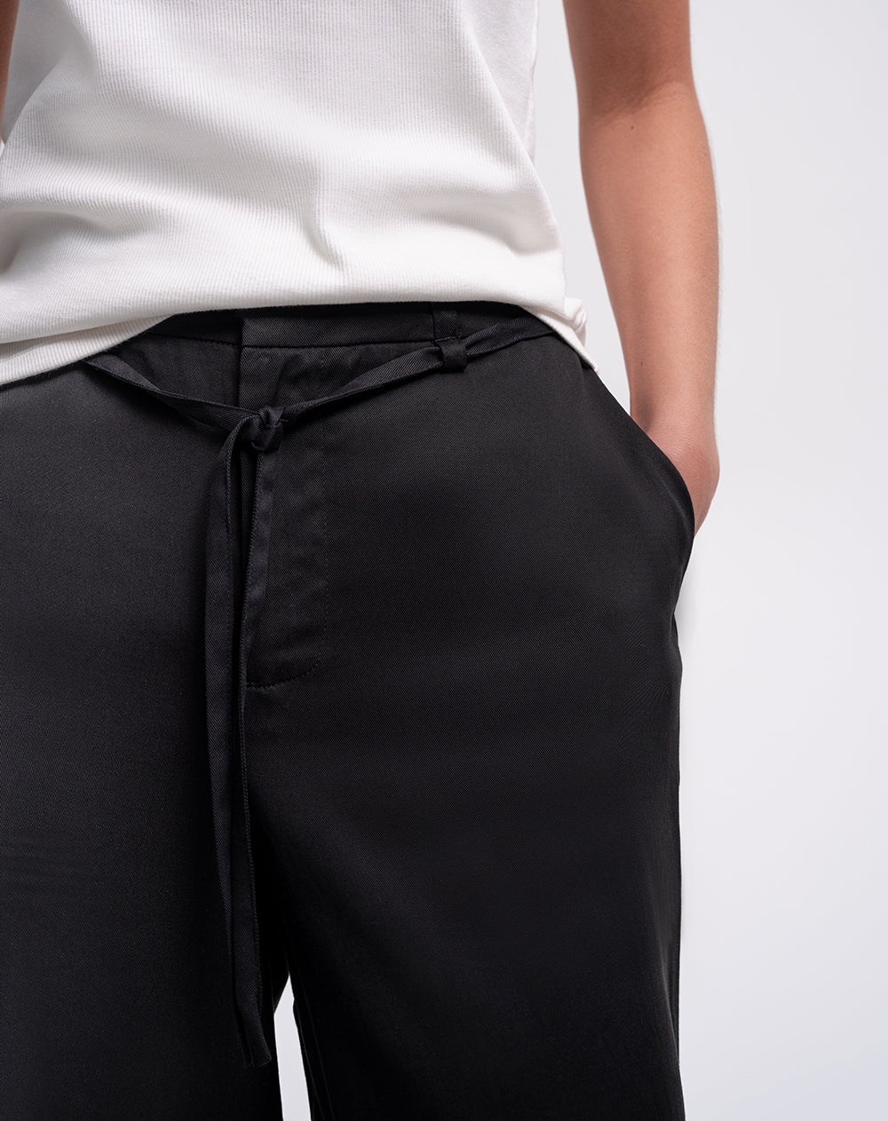 Pantalón straight fit tiro alto negro