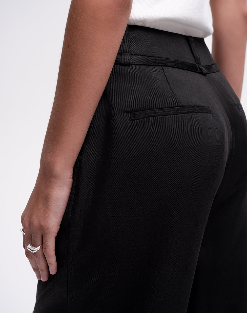 Pantalón straight fit tiro alto negro