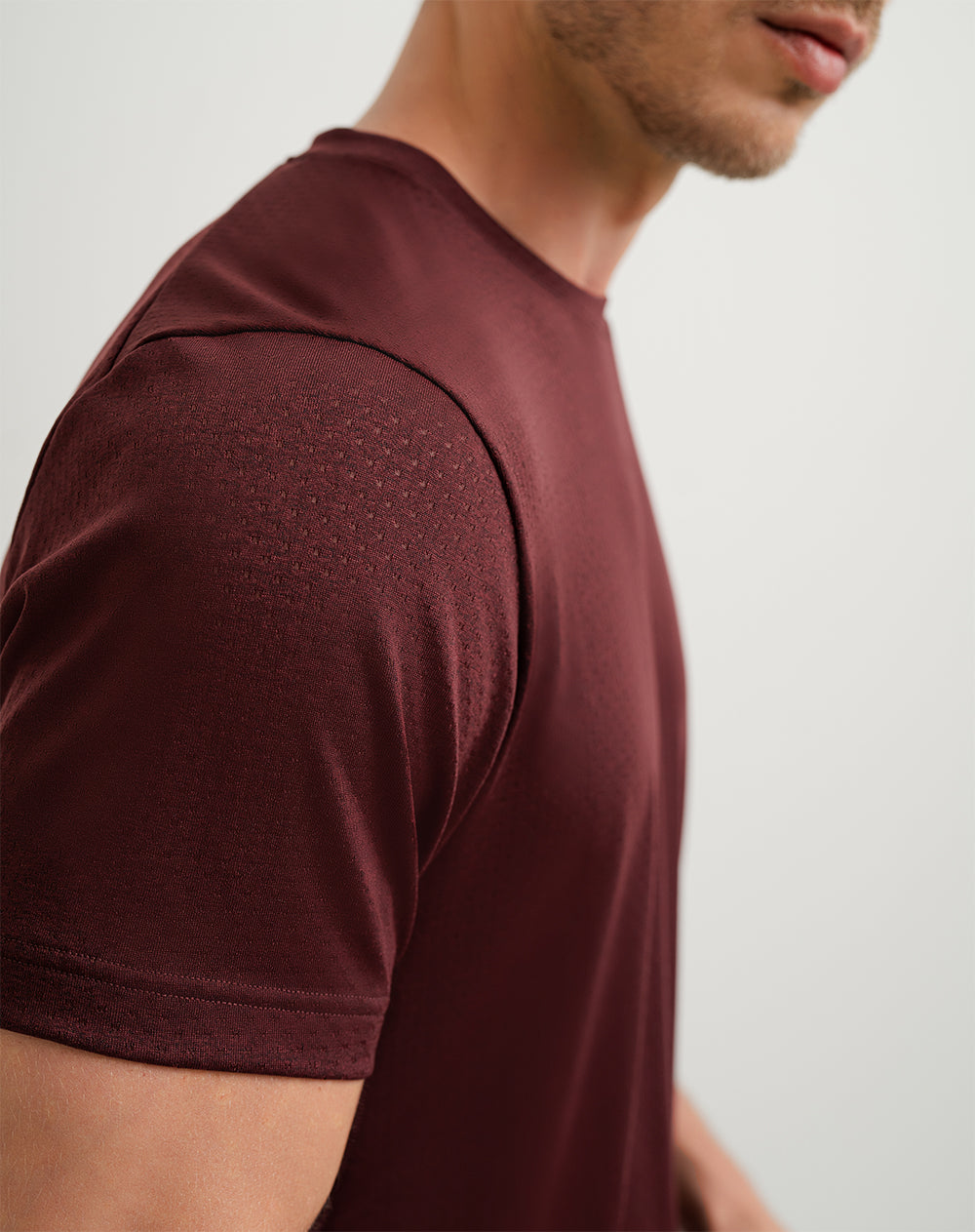 Camiseta deportiva  hombre control humedad vino tinto