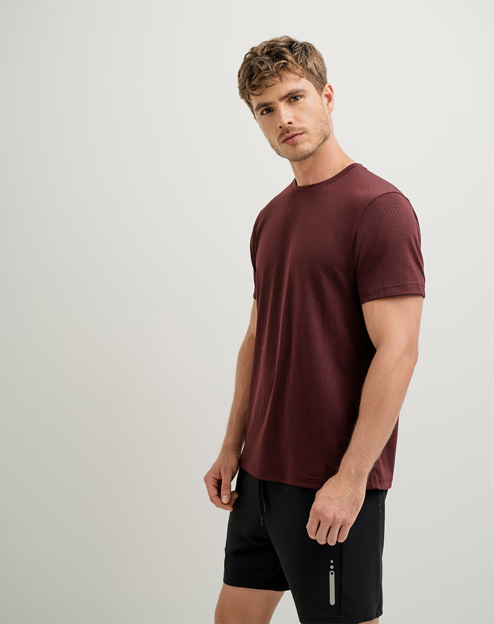 Camiseta deportiva  hombre control humedad vino tinto
