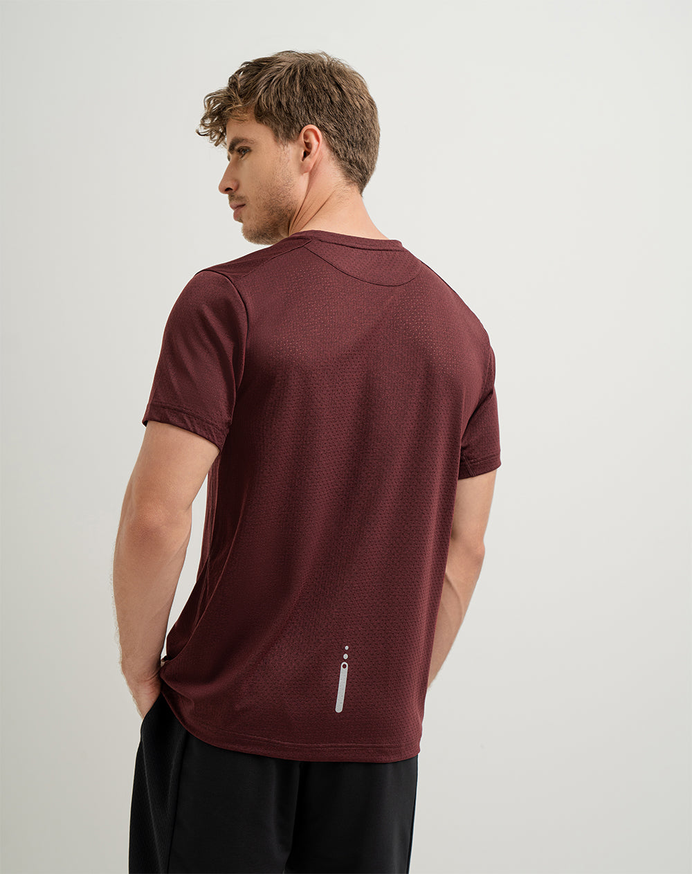 Camiseta deportiva  hombre control humedad vino tinto