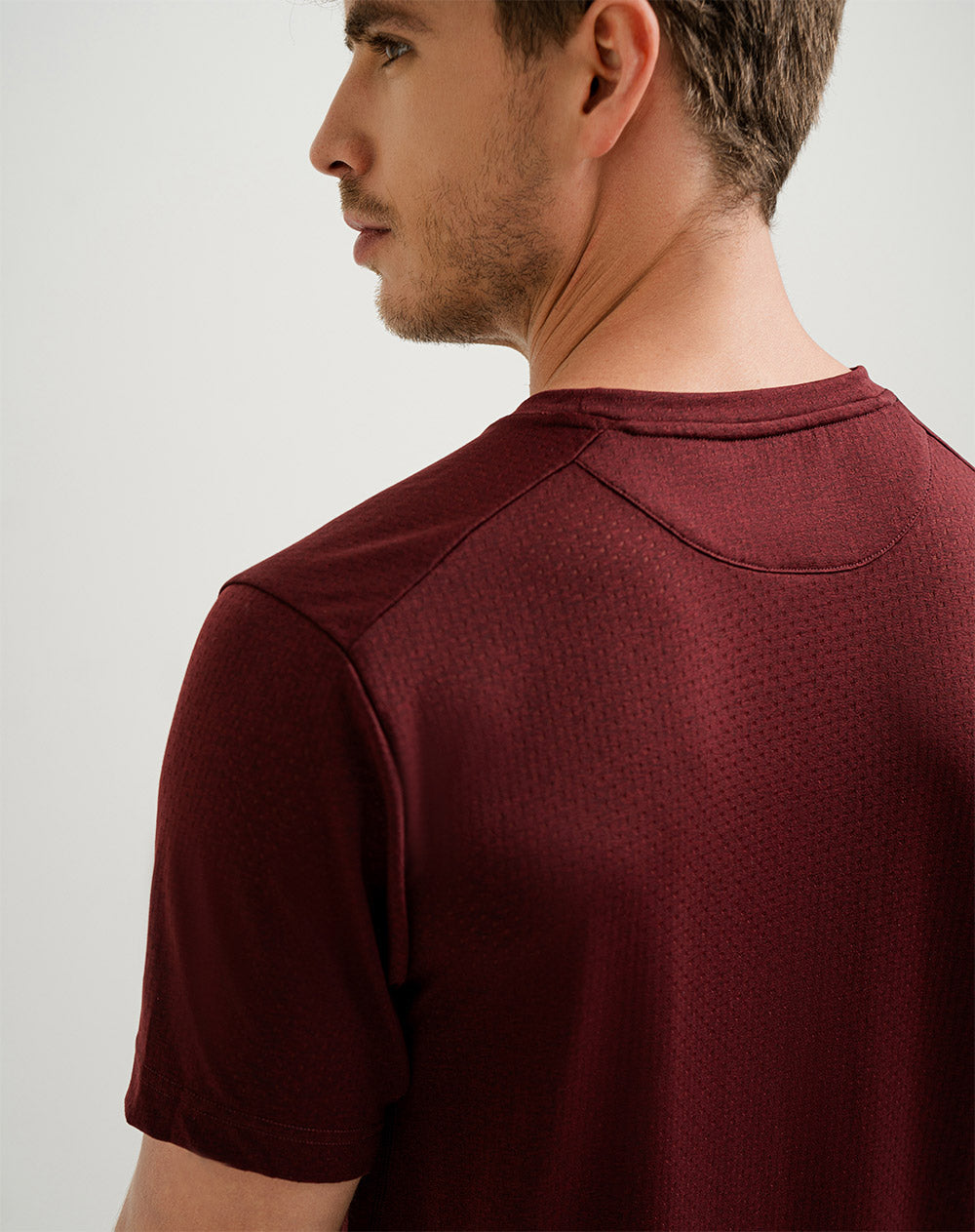 Camiseta deportiva  hombre control humedad vino tinto