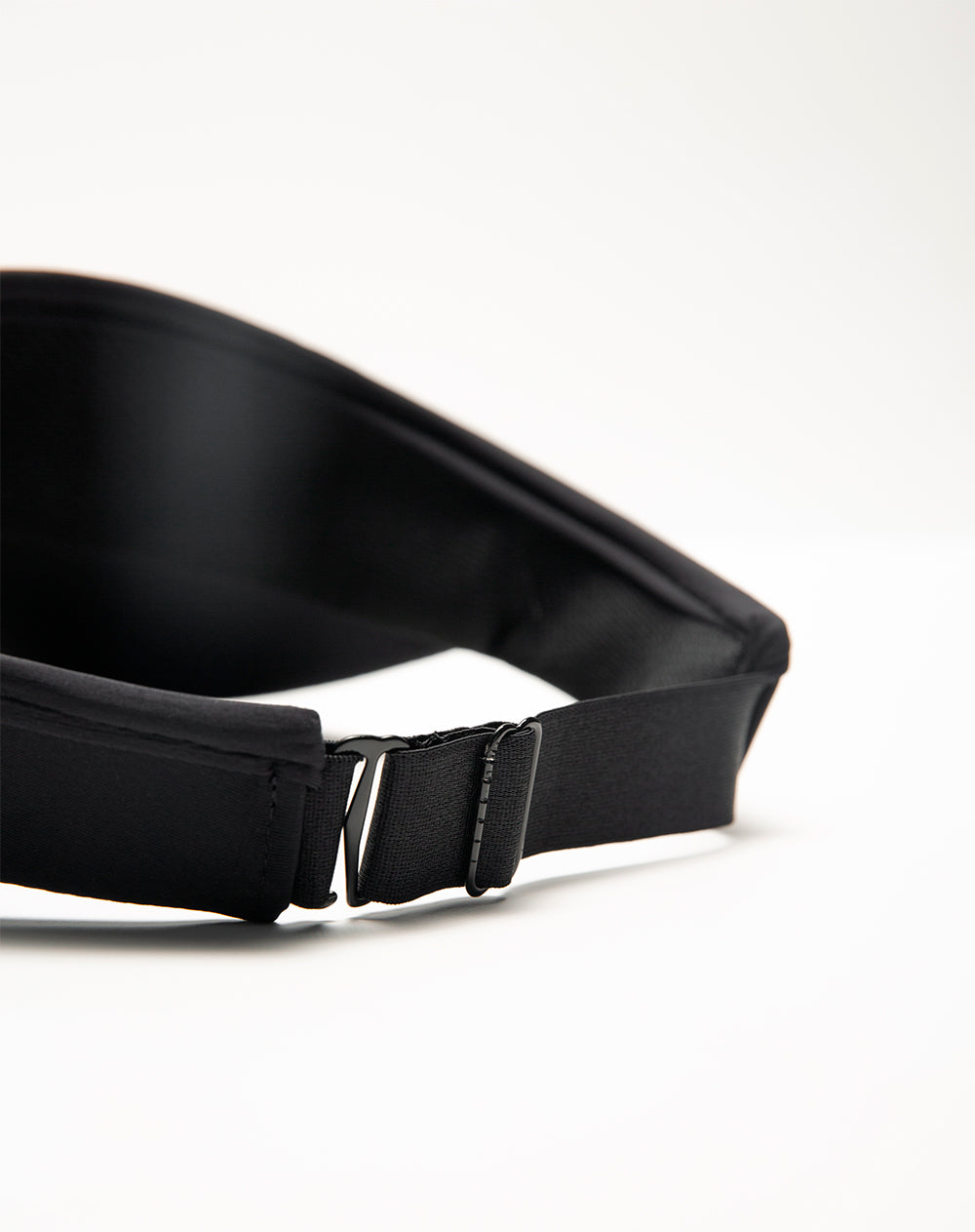 Visera con correa ajustable negra