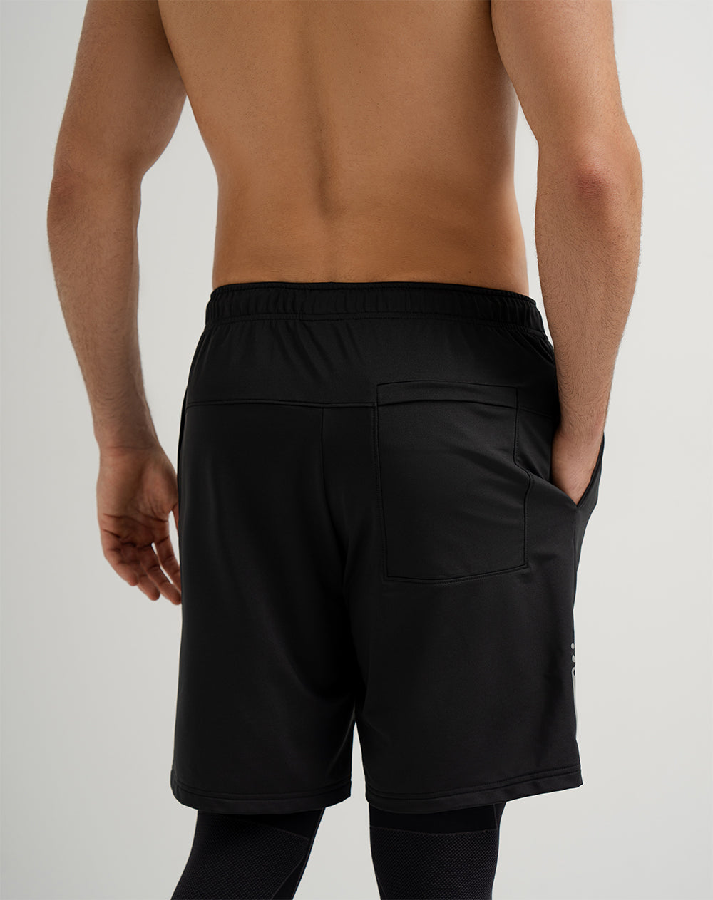 Pantaloneta deportiva con malla interna negra para hombre