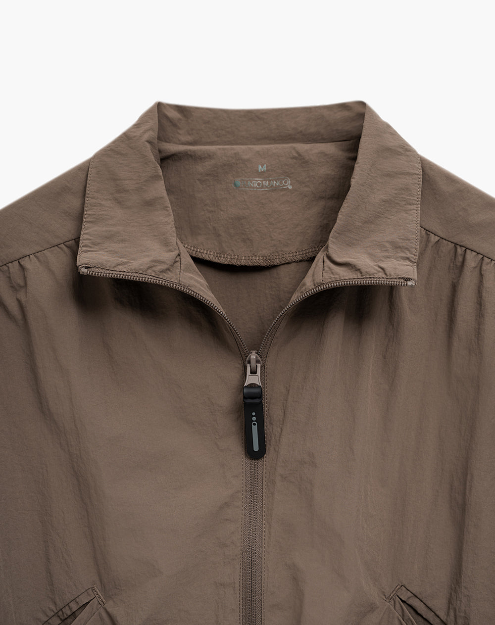 Chaqueta rompevientos regular café mujer