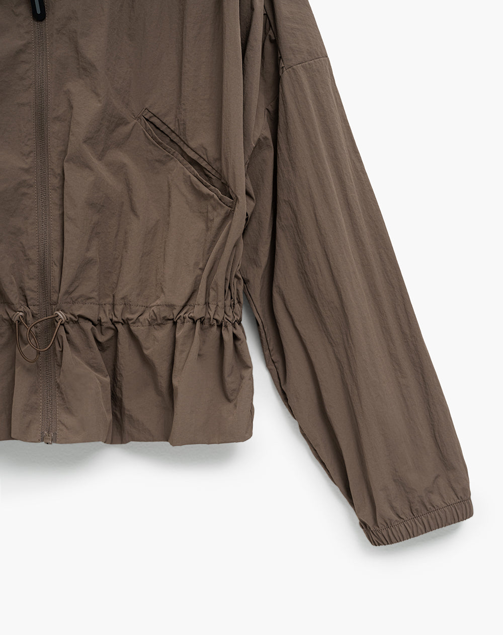 Chaqueta rompevientos regular café mujer