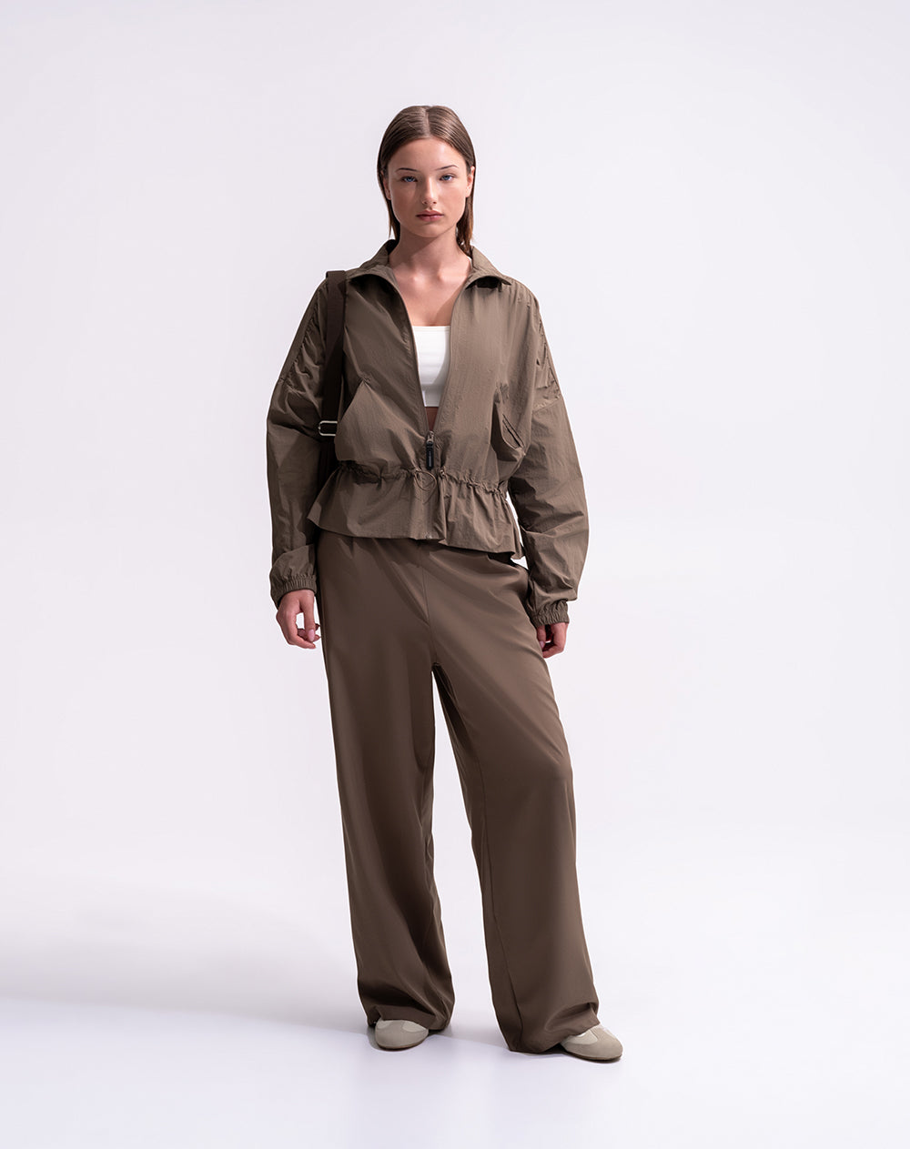 Chaqueta rompevientos regular café mujer