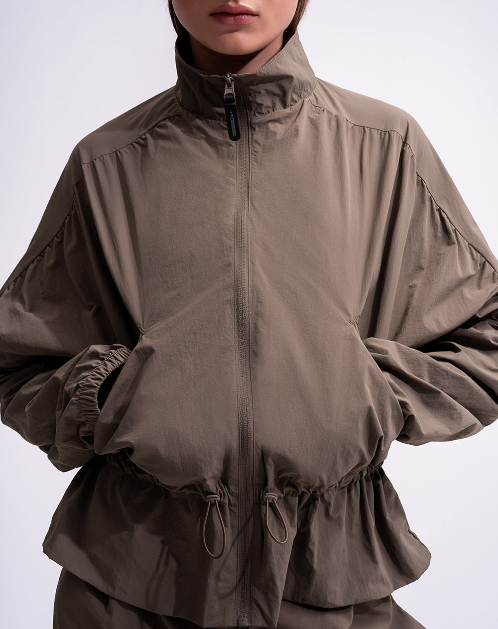 Chaqueta rompevientos regular café mujer