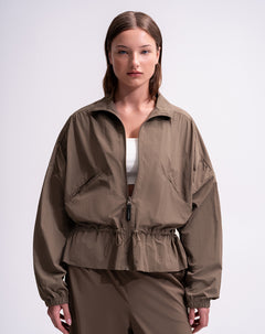 Chaqueta rompevientos regular café mujer