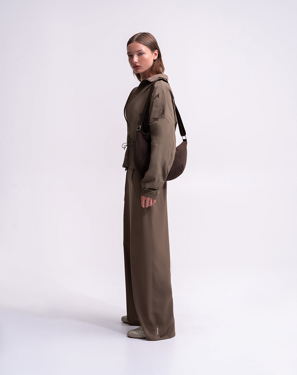 Chaqueta rompevientos regular café mujer