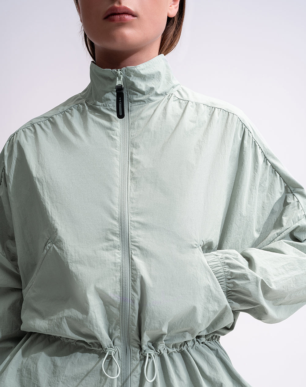 Chaqueta rompevientos regular verde mujer