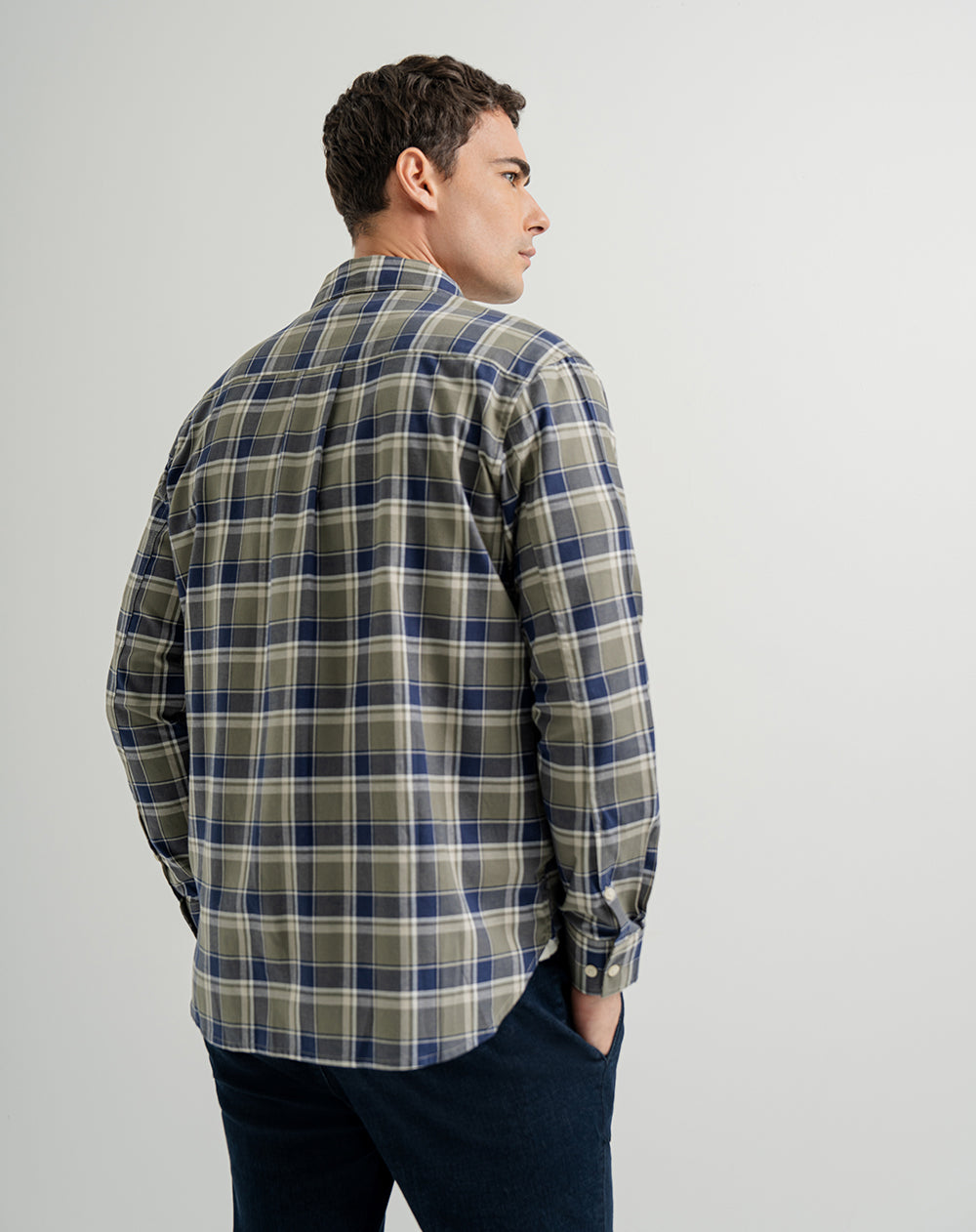 Camisa regular fit manga larga verde con cuadros