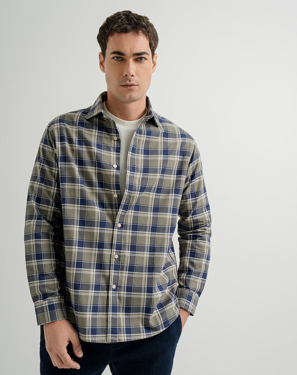 Camisa regular fit manga larga verde con cuadros
