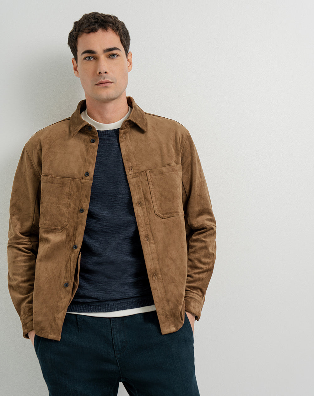 Chaqueta regular efecto gamuza café hombre