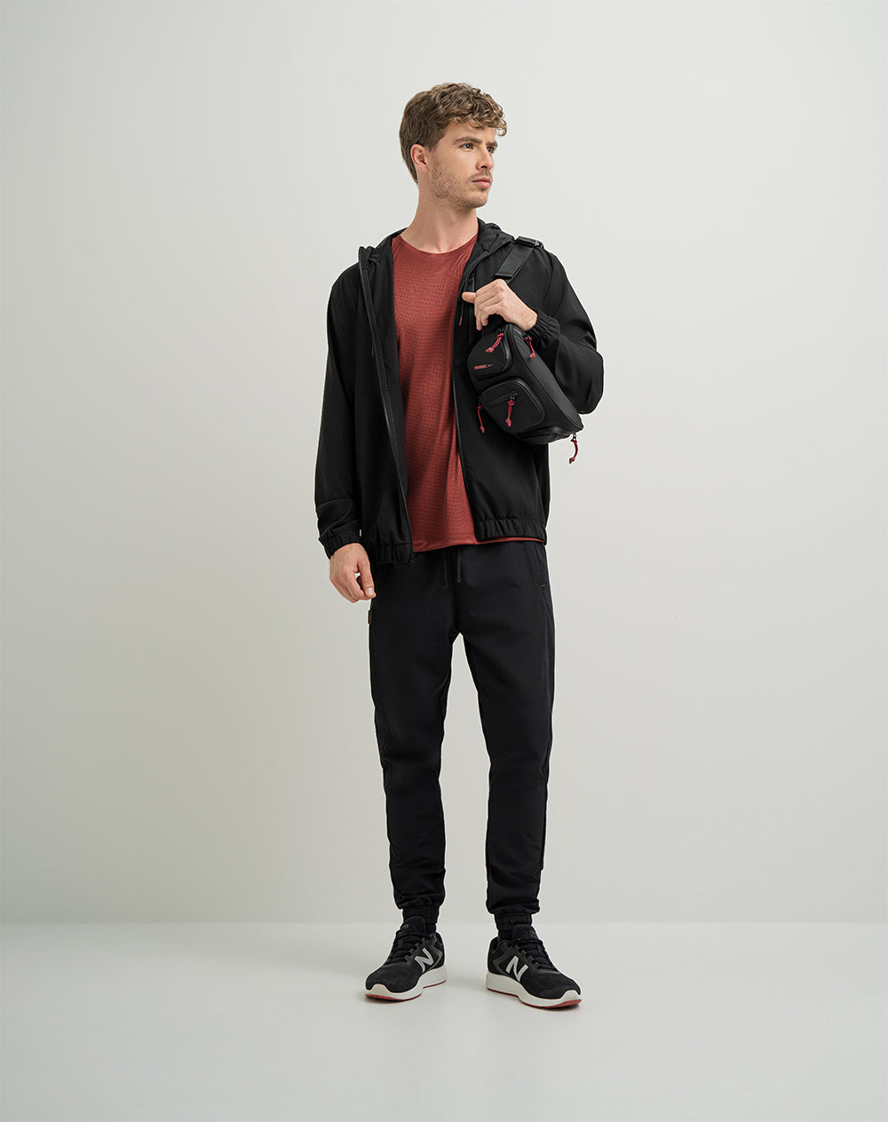 Chaqueta rompevientos con capucha negra para hombre