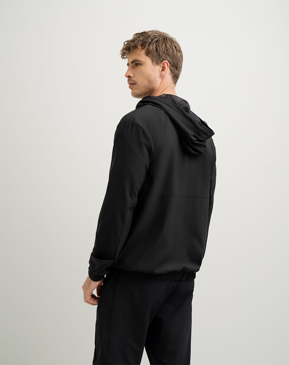 Chaqueta rompevientos con capucha negra para hombre