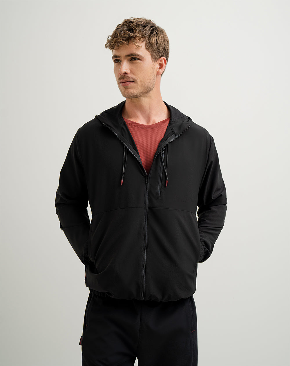 Chaqueta rompevientos con capucha negra para hombre