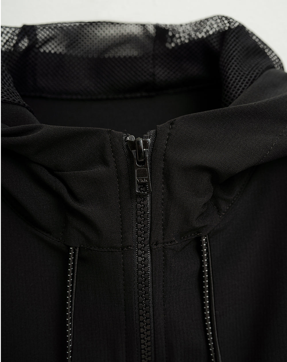 Chaqueta rompevientos con capucha negra para hombre