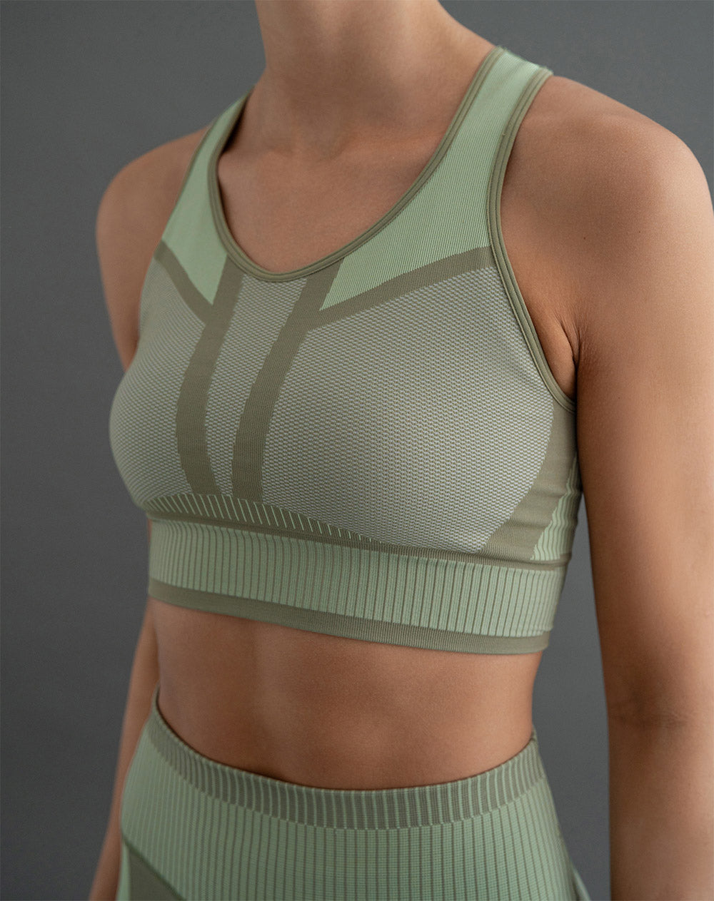 Top deportivo soporte medio seamless antibacterial verde