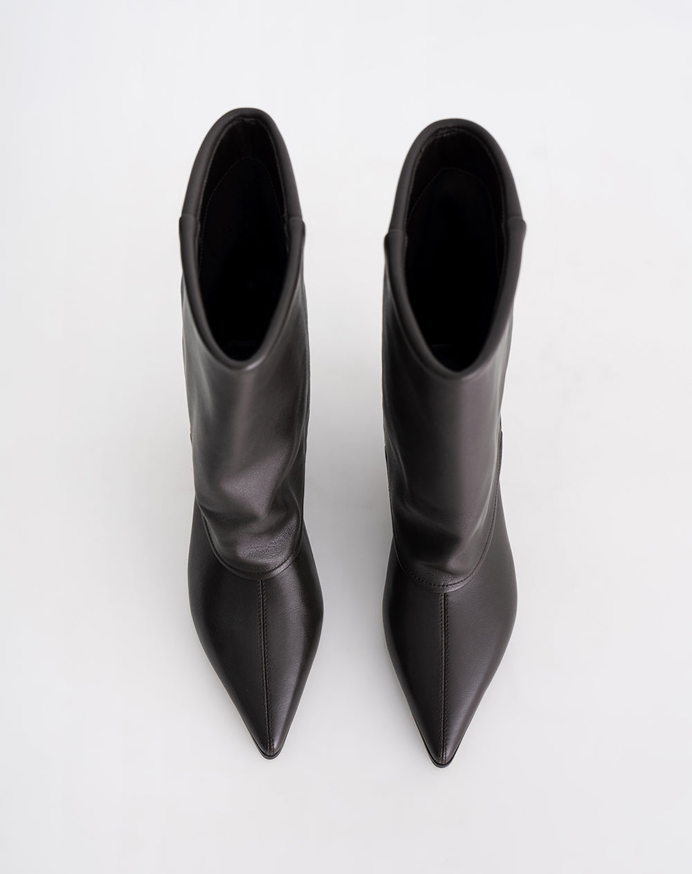 Bota media caña en cuero tacón delgado Ana Beliza