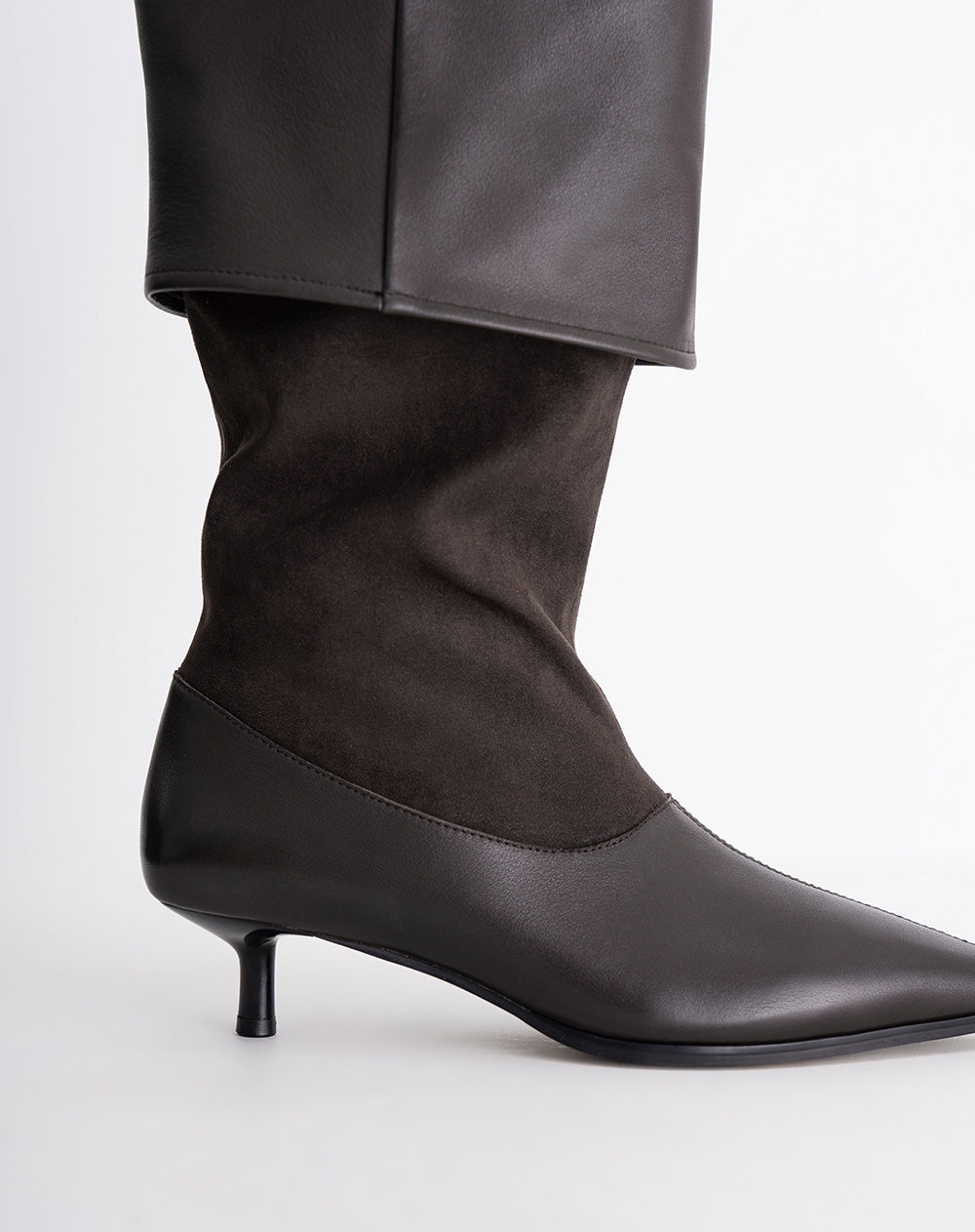 Bota media caña en cuero tacón delgado Ana Beliza